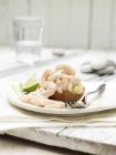 Prawn cocktail jacket potato with slice of lime and spring onion garnish — Stock Photo