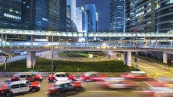 Verkehr und erhöhte Gehwege, Hongkong, China — Stockfoto