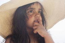 Ritratto ravvicinato di giovane ragazza in cappello da sole — Foto stock