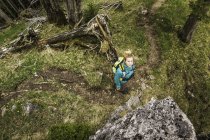 Escursionista di sesso femminile che sale sul monte Zinken, Oberjoch, Baviera, Germania — Foto stock