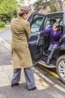 Mutter auf Schulweg, öffnet Autotür für Sohn — Stockfoto