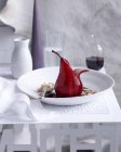Schüssel mit Birne in Rotwein pochiert — Stockfoto