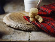 Biscotti scozzesi frollini su tovagliolo di panno tartan — Foto stock