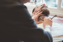 Barbier rasage cou client avec rasoir droit — Photo de stock