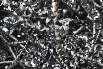Vista ravvicinata di swarf metallo industriale lucido, sfondo pieno telaio — Foto stock