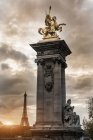 Statua su Pont Alexandre III, Torre Eiffel sullo sfondo, Parigi, Francia — Foto stock