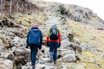 Caminhadas para casais jovens, vista traseira, Honister Slate Mine, Keswick, Lake District, Cumbria, Reino Unido — Fotografia de Stock