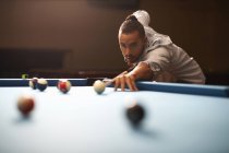 Porträt eines Mannes, der Pool spielt — Stockfoto