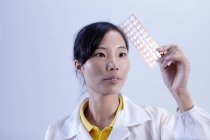 Técnico feminino trabalhando em fábrica de LED em Guangdong, China — Fotografia de Stock