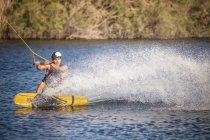 Mittlerer erwachsener mann wakeboarding im meer, cagliari, sardinien, italien — Stockfoto