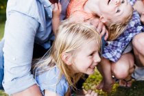 Обрезанный снимок родителей и трех маленьких дочерей в парке — стоковое фото