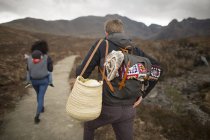 Escursioni in famiglia sul sentiero, Piscine delle fate, vicino Glenbrittle, Isola di Skye, Ebridi, Scozia — Foto stock