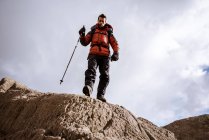 Низький кут зору молоді чоловіки мандрівного на скелі, The Lake повіт Камбрія, Великобританія — стокове фото