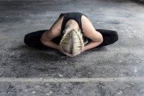 Frontansicht der Tänzerin beim Stretching im Studio — Stockfoto