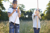 Двоє хлопчиків-підлітків тримають луки і стріли — стокове фото
