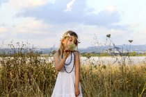Молодая девушка празднует праздник весеннего урожая, Израиль — стоковое фото