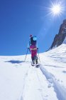 Vista trasera del esquiador femenino maduro subiendo el macizo del Mont Blanc, Alpes de Graia, Francia - foto de stock