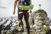 Foto cortada de um jovem caminhante do sexo masculino no pico da montanha Klammspitze, Oberammergau, Baviera, Alemanha — Fotografia de Stock