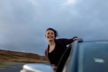 Frau lehnt sich aus dem Autofenster, connemara, irland — Stockfoto