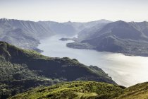 Vue panoramique avec montagnes et lac de Côme — Photo de stock