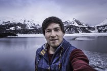 Hombre excursionista tomando selfie en el lago Silsersee, Malojapass, Graubunden, Suiza - foto de stock