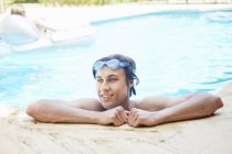 Retrato de jovem sorridente com cabelo molhado na piscina — Fotografia de Stock