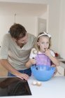 Father and daughter baking — Stock Photo