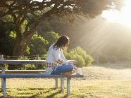 Женщина отдыхает на скамейке в парке, Roadknight, Виктория, Австралия — стоковое фото