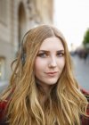 Портрет блондинки молодої жінки з навушниками — стокове фото