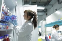 Біологічна лабораторія жіночих техніків, які дивляться на пробні зразки — стокове фото