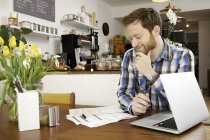 Männlicher Kunde füllt Bewerbungsformular im Café aus — Stockfoto