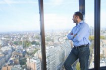 Geschäftsmann blickt aus dem Bürofenster auf das Stadtbild von Brüssel, Belgien — Stockfoto