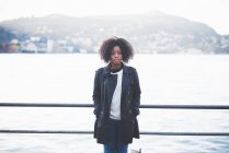 Ritratto di giovane donna appoggiata alle ringhiere del Lago di Como, Como, Italia — Foto stock