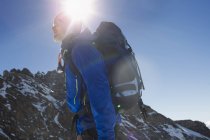 Tiefansicht auf Mann beim Bergwandern, Jungfrauchjoch, Grindelwald, Schweiz — Stockfoto