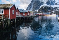 Vista del pueblo pesquero de Reine y el océano, Noruega - foto de stock