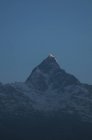 Vista panorâmica da montanha coberta de neve na escuridão — Fotografia de Stock