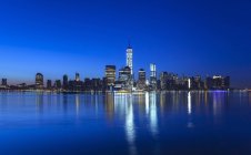 Manhattan skyline distrito financiero y One World Trade Centre por la noche, Nueva York, EE.UU. - foto de stock