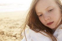 Close up retrato de menina envolto em cobertor na praia — Fotografia de Stock