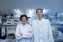 Retrato de cientista masculino e feminino em laboratório — Fotografia de Stock