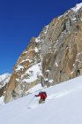 Hombre esquiador exceso de velocidad cuesta abajo en Mont Blanc macizo, Alpes de Graia, Francia - foto de stock