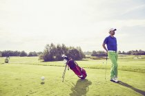 Golfer neben Golftasche auf Platz, Korschenbroich, Düsseldorf, Deutschland — Stockfoto