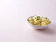 Tazón de pollo al limón y curry de albaricoque con arroz al vapor - foto de stock