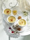Gebackene Pudding in Teetassen auf Tablett mit Löffeln — Stockfoto