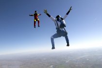 Paracadutisti volanti nel cielo blu — Foto stock