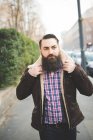 Молодий бородатий чоловік на тротуарі — стокове фото
