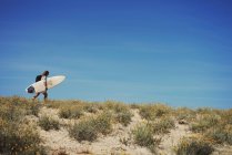 Femme avec planche de surf, Lacanau, France — Photo de stock