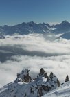 Erhöhter Blick auf niedrige Wolkendecke im Schweizer Alpental, Berner Oberland, Schweiz — Stockfoto