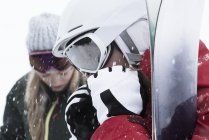 Mulher usando óculos de esqui e luvas, de perto — Fotografia de Stock