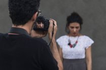 Hinter den Kulissen eines urbanen Mode-Shootings mit weiblichen Models und männlichen Fotografen — Stockfoto