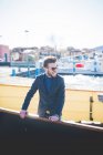 Jeune homme regardant du lac ferry, Rovato, Brescia, Italie — Photo de stock